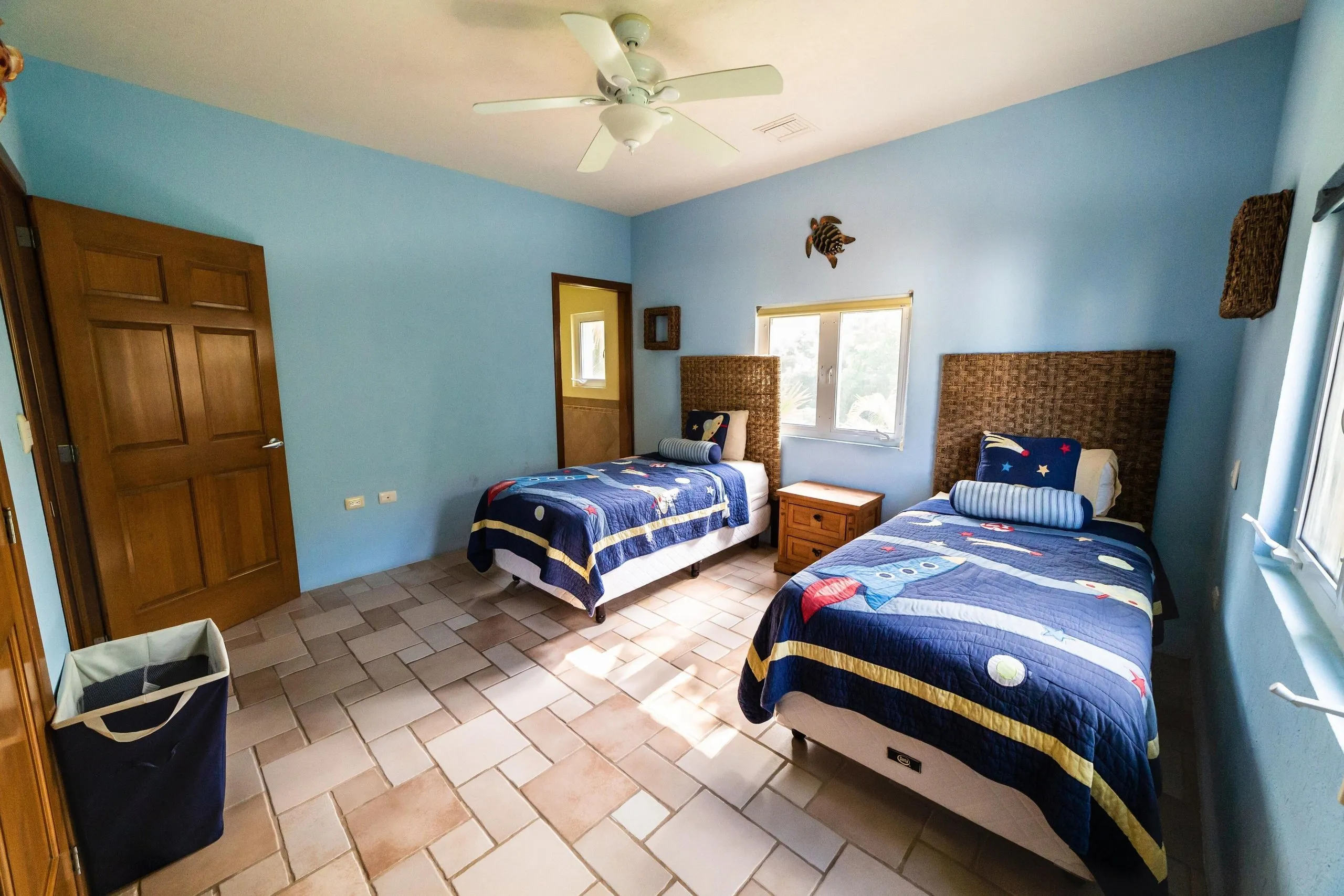 The Twin Room at Casa Dana with two twin beds, a ceiling fan and a bright window